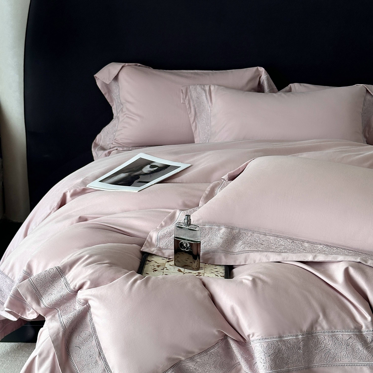 91家纺网 家纺一手货源 找家纺 南泉坊 2025新款60s全棉纯棉磨毛染色镂空花边拼角四件套 海瑟薇-悠悠紫 会员-20【线上控价不低于398，券后不低于368】