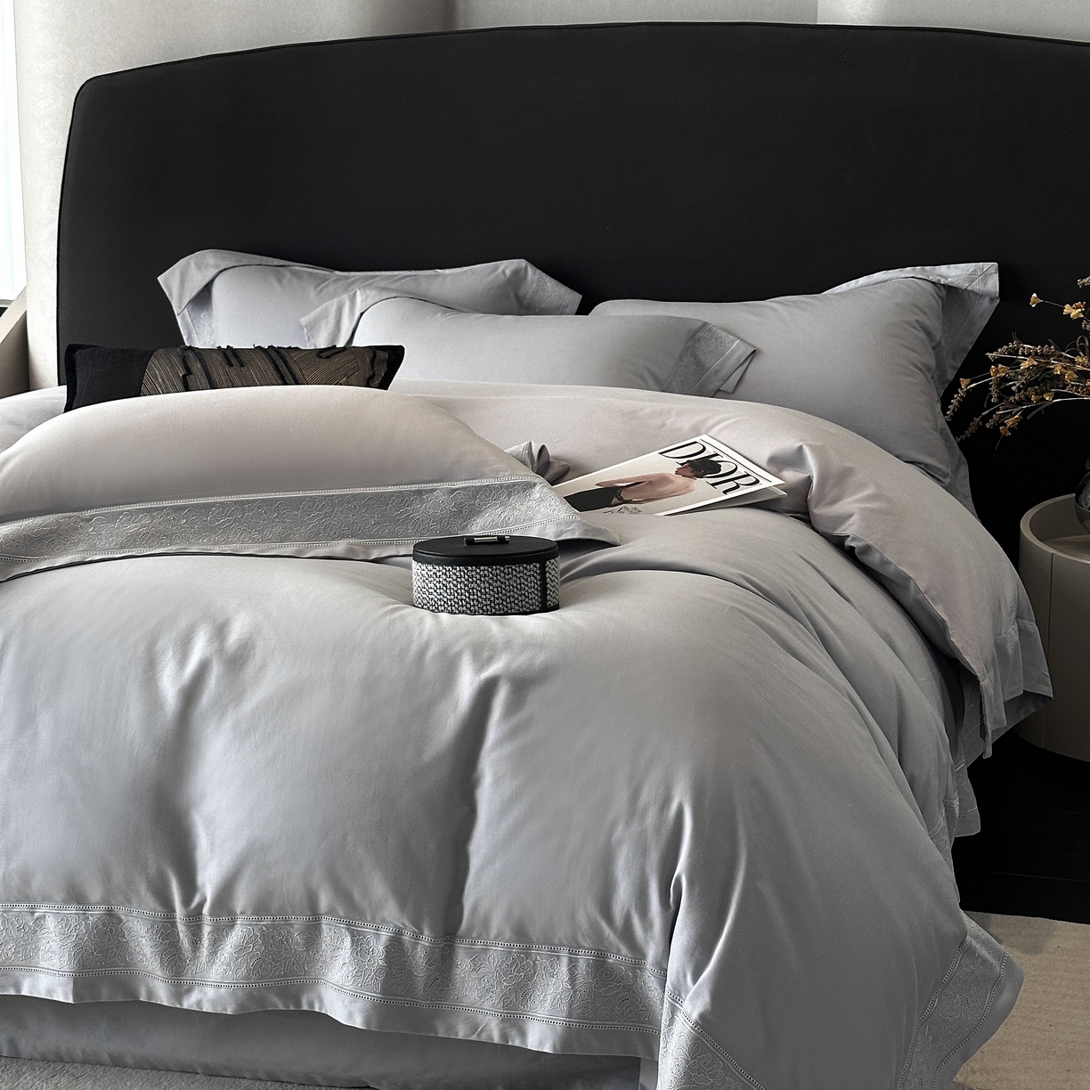 91家纺网 家纺一手货源 找家纺 南泉坊 2025新款60s全棉纯棉磨毛染色镂空花边拼角四件套 海瑟薇-灰色 会员-20【线上控价不低于398，券后不低于368】