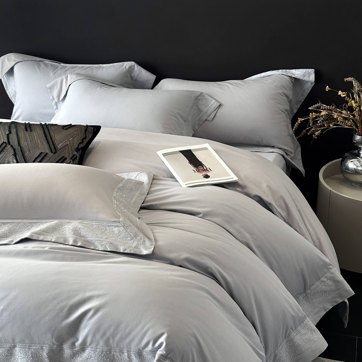 91家纺网 家纺一手货源 找家纺 南泉坊 2025新款60s全棉纯棉磨毛染色镂空花边拼角四件套 海瑟薇-灰色 会员-20【线上控价不低于398，券后不低于368】