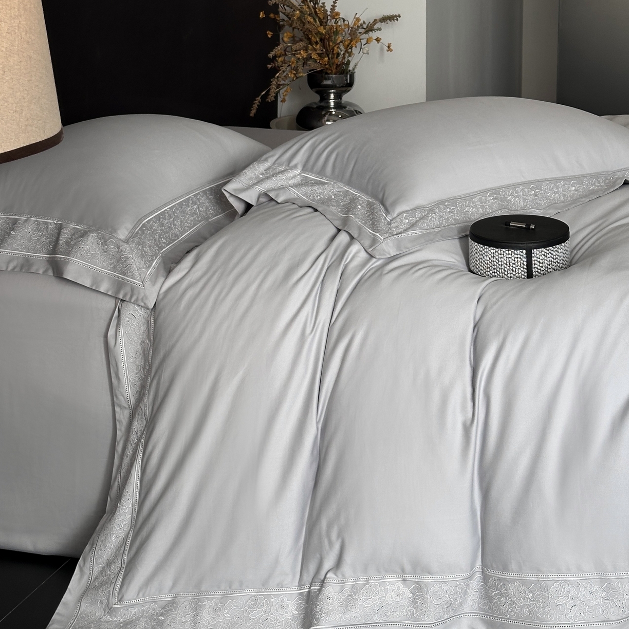 91家纺网 家纺一手货源 找家纺 南泉坊 2025新款60s全棉纯棉磨毛染色镂空花边拼角四件套 海瑟薇-灰色 会员-20【线上控价不低于398，券后不低于368】