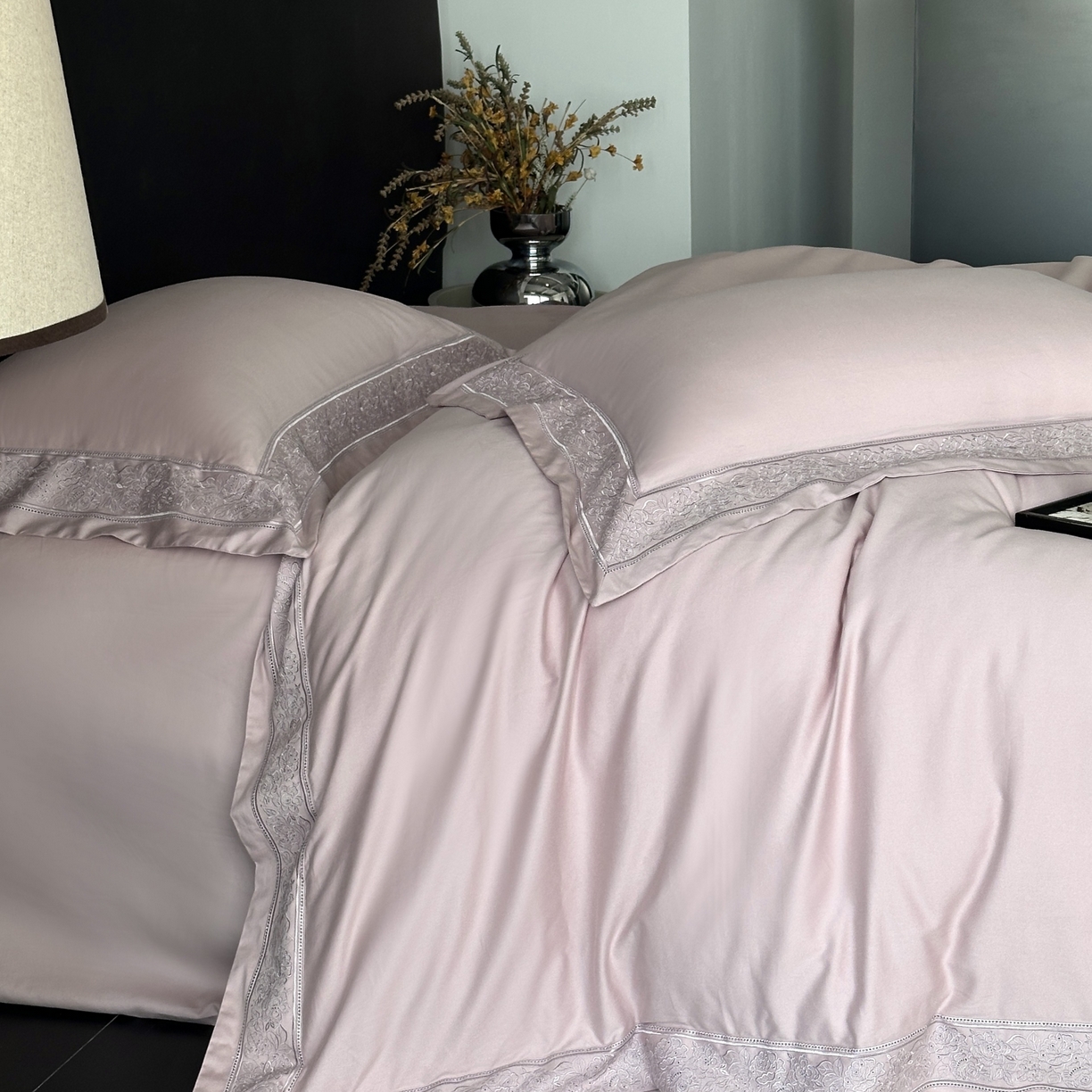 91家纺网 家纺一手货源 找家纺 南泉坊 2025新款60s全棉纯棉磨毛染色镂空花边拼角四件套 海瑟薇-悠悠紫 会员-20【线上控价不低于398，券后不低于368】