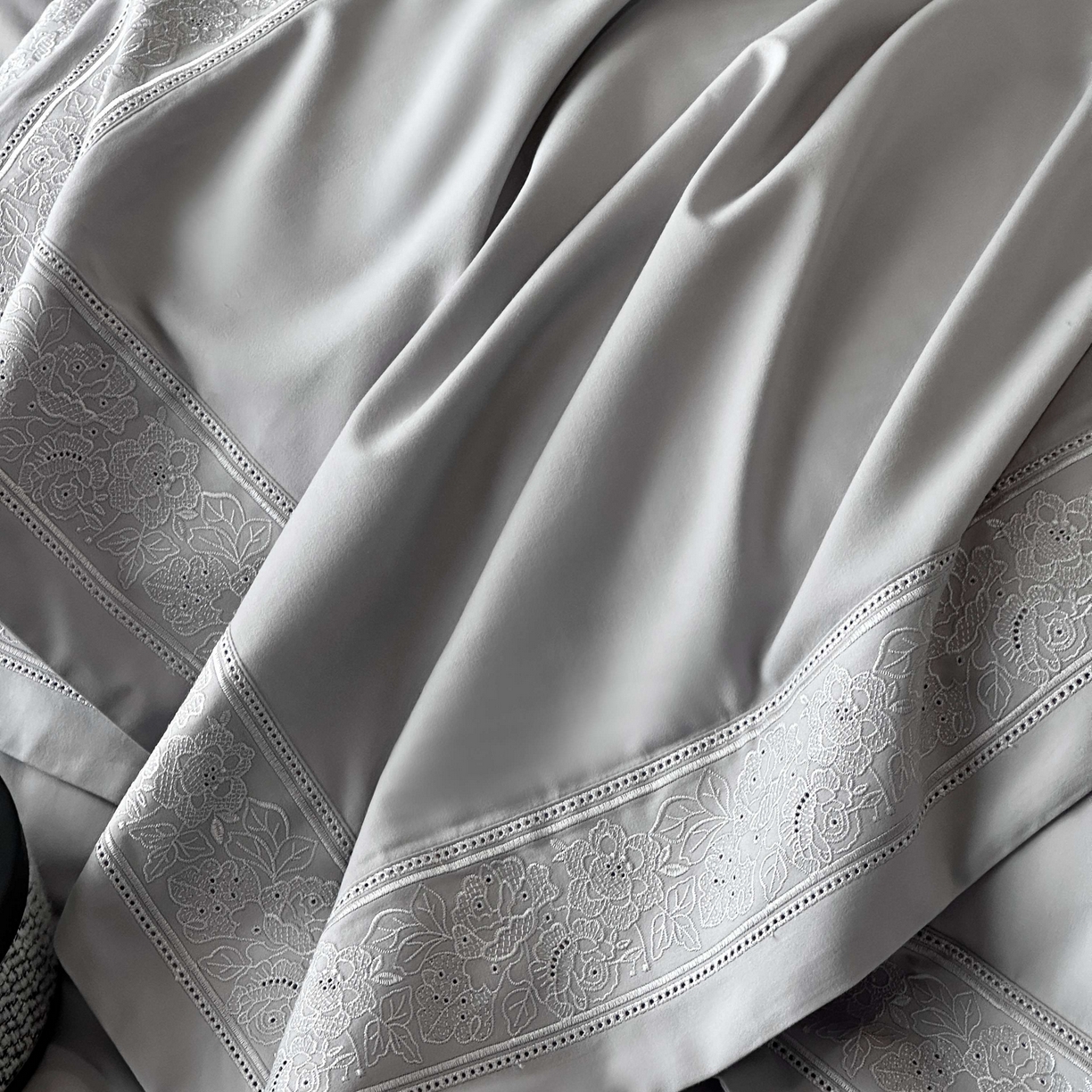 91家纺网 家纺一手货源 找家纺 南泉坊 2025新款60s全棉纯棉磨毛染色镂空花边拼角四件套 海瑟薇-灰色 会员-20【线上控价不低于398，券后不低于368】