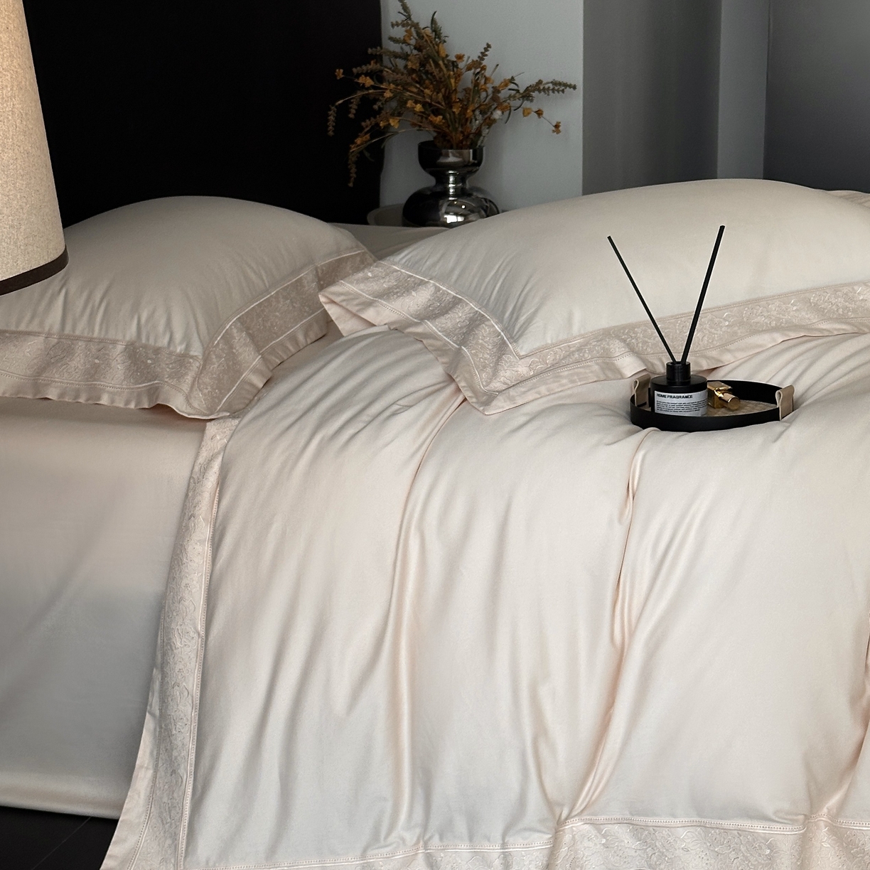 91家纺网 家纺一手货源 找家纺 南泉坊 2025新款60s全棉纯棉磨毛染色镂空花边拼角四件套 海瑟薇-米驼色 会员-20【线上控价不低于398，券后不低于368】