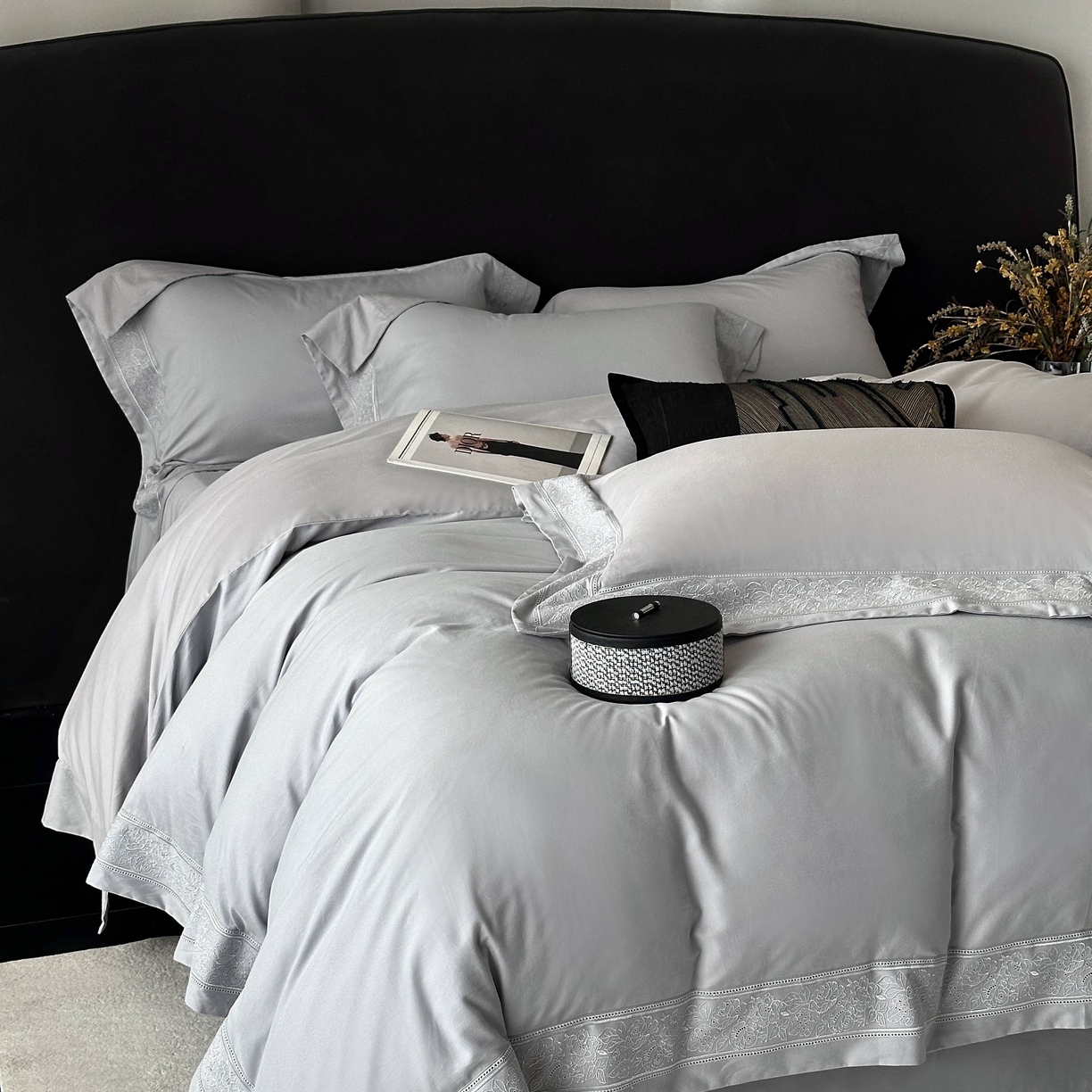 91家纺网 家纺一手货源 找家纺 南泉坊 2025新款60s全棉纯棉磨毛染色镂空花边拼角四件套 海瑟薇-灰色 会员-20【线上控价不低于398，券后不低于368】