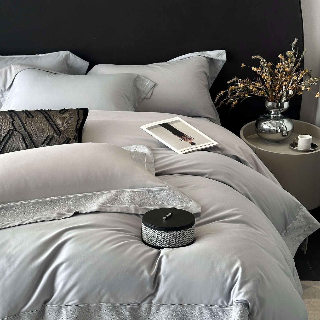 91家纺网 家纺一手货源 找家纺 南泉坊 2025新款60s全棉纯棉磨毛染色镂空花边拼角四件套 海瑟薇-灰色 会员-20【线上控价不低于398，券后不低于368】