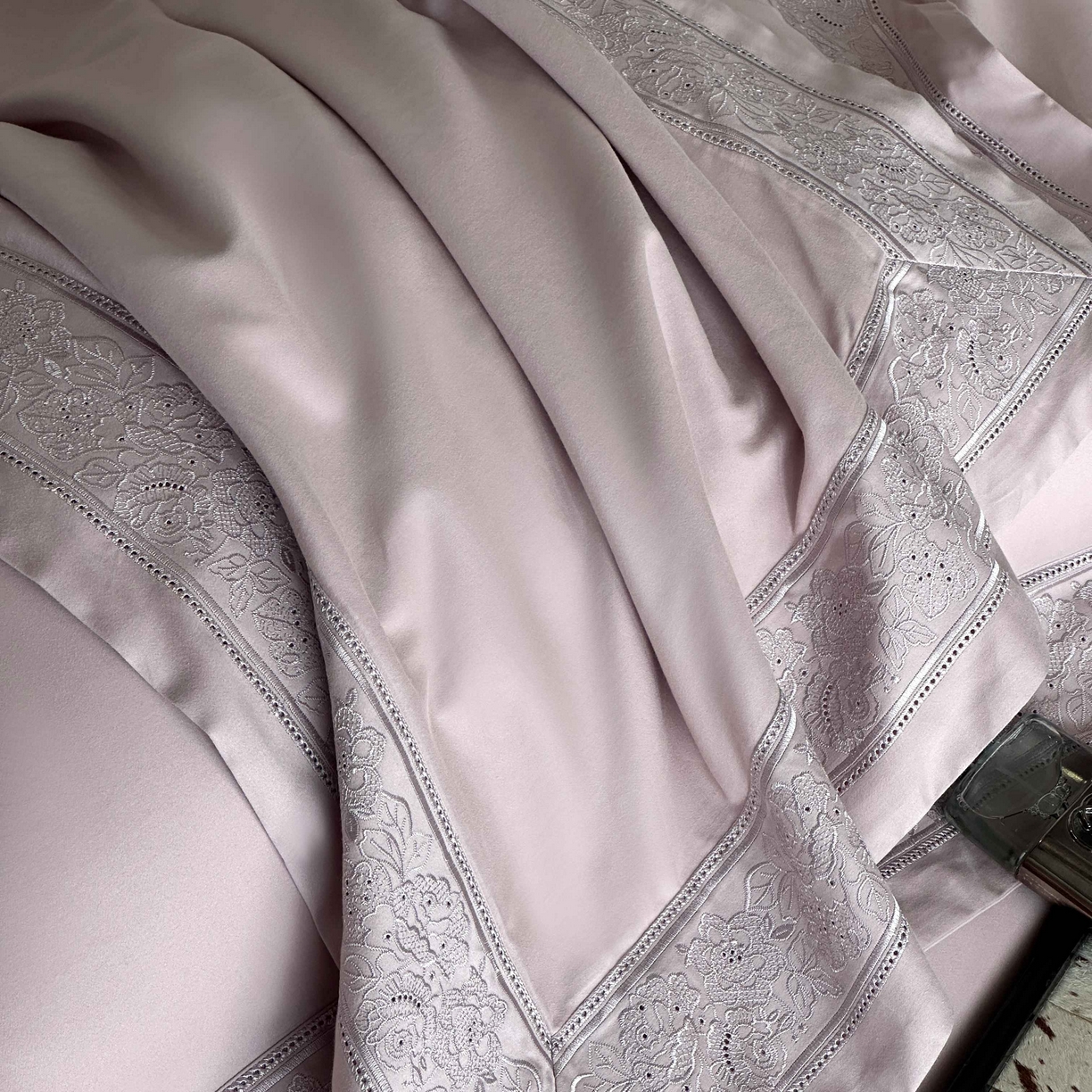 91家纺网 家纺一手货源 找家纺 南泉坊 2025新款60s全棉纯棉磨毛染色镂空花边拼角四件套 海瑟薇-悠悠紫 会员-20【线上控价不低于398，券后不低于368】