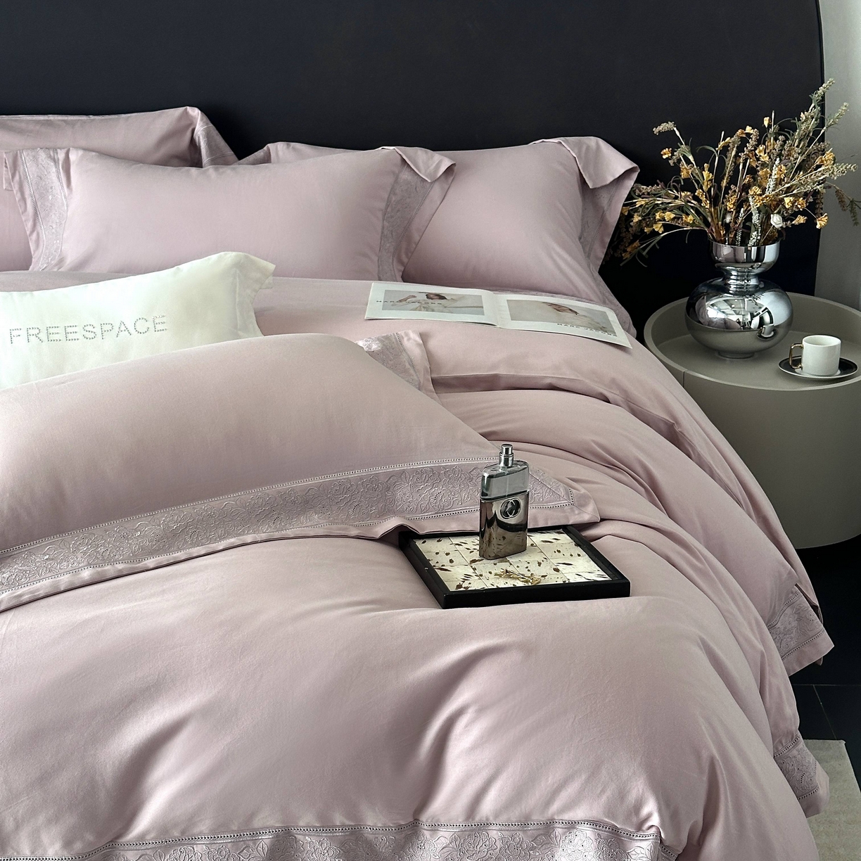 91家纺网 家纺一手货源 找家纺 南泉坊 2025新款60s全棉纯棉磨毛染色镂空花边拼角四件套 海瑟薇-悠悠紫 会员-20【线上控价不低于398，券后不低于368】