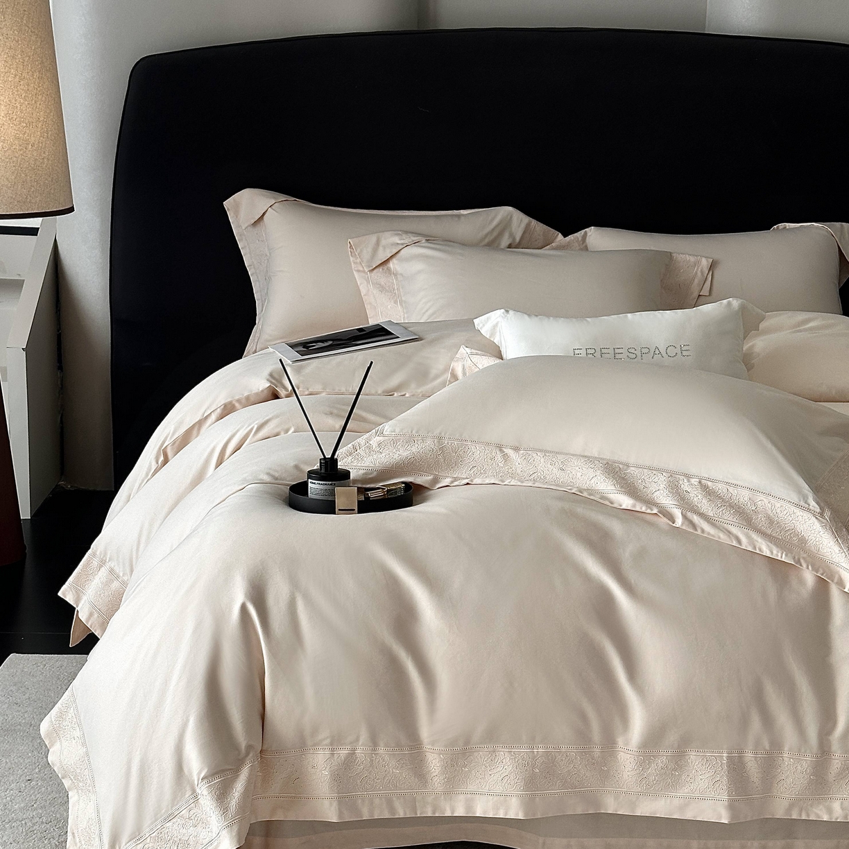 91家纺网 家纺一手货源 找家纺 南泉坊 2025新款60s全棉纯棉磨毛染色镂空花边拼角四件套 海瑟薇-米驼色 会员-20【线上控价不低于398，券后不低于368】