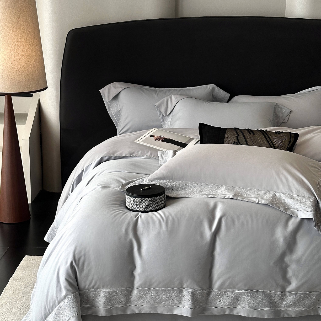 91家纺网 家纺一手货源 找家纺 南泉坊 2025新款60s全棉纯棉磨毛染色镂空花边拼角四件套 海瑟薇-灰色 会员-20【线上控价不低于398，券后不低于368】