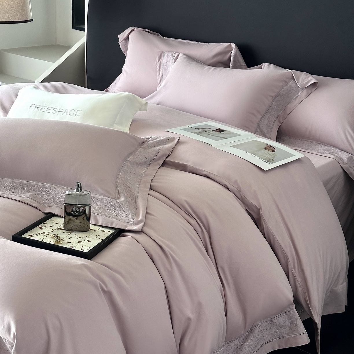 91家纺网 家纺一手货源 找家纺 南泉坊 2025新款60s全棉纯棉磨毛染色镂空花边拼角四件套 海瑟薇-悠悠紫 会员-20【线上控价不低于398，券后不低于368】