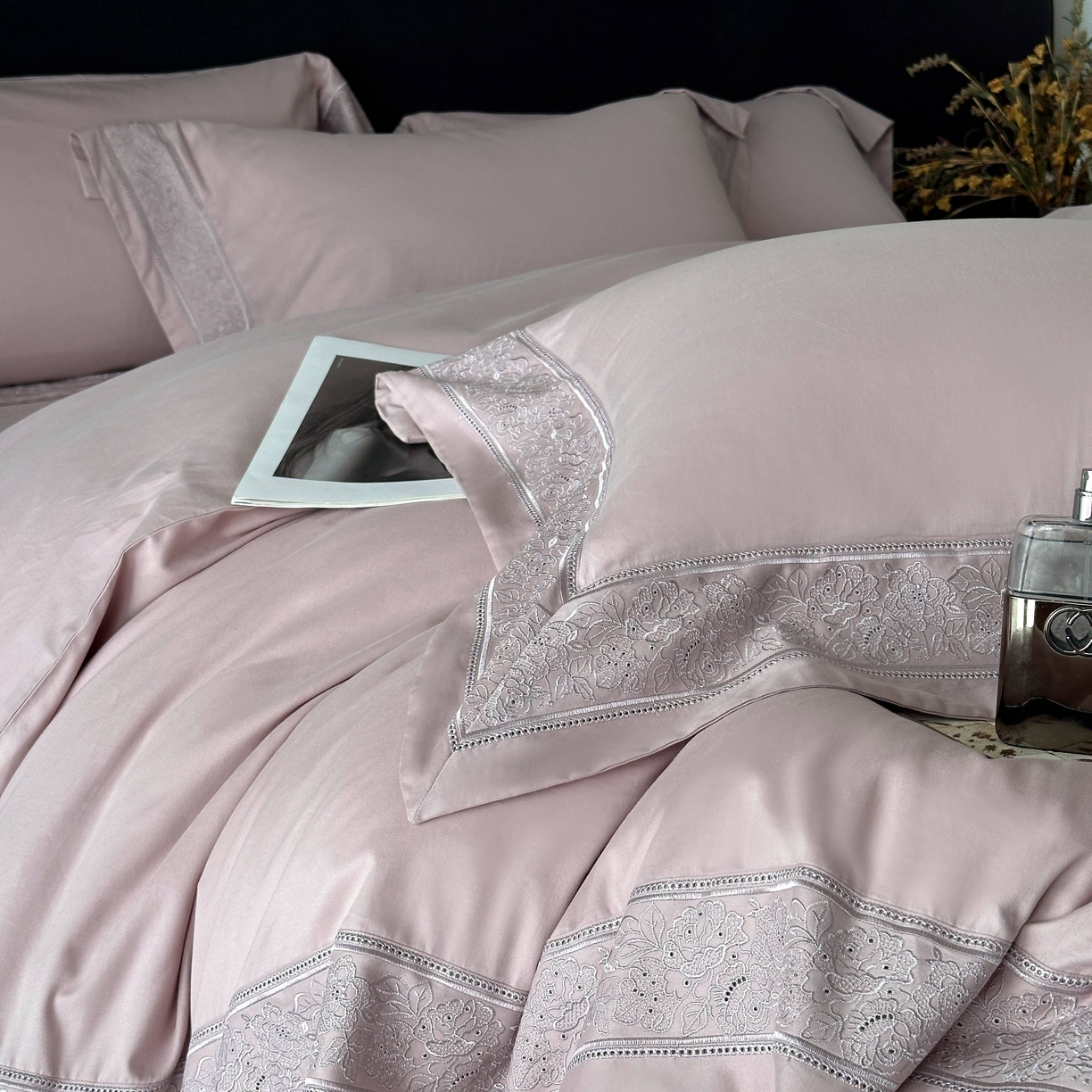 91家纺网 家纺一手货源 找家纺 南泉坊 2025新款60s全棉纯棉磨毛染色镂空花边拼角四件套 海瑟薇-悠悠紫 会员-20【线上控价不低于398，券后不低于368】