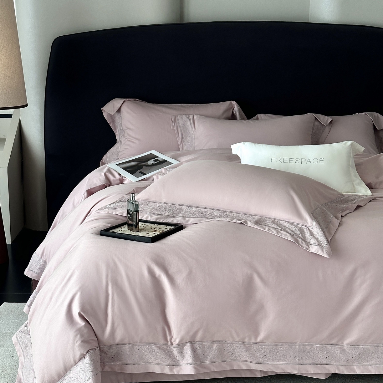 91家纺网 家纺一手货源 找家纺 南泉坊 2025新款60s全棉纯棉磨毛染色镂空花边拼角四件套 海瑟薇-悠悠紫 会员-20【线上控价不低于398，券后不低于368】