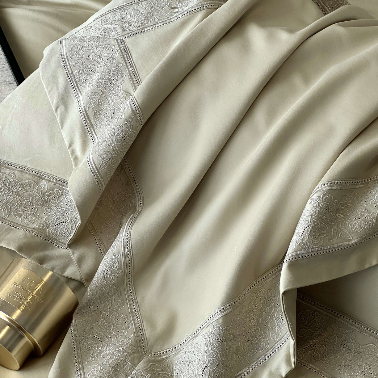 91家纺网 家纺一手货源 找家纺 南泉坊 2025新款60s全棉纯棉磨毛染色镂空花边拼角四件套 海瑟薇-浅草绿 会员-20【线上控价不低于398，券后不低于368】