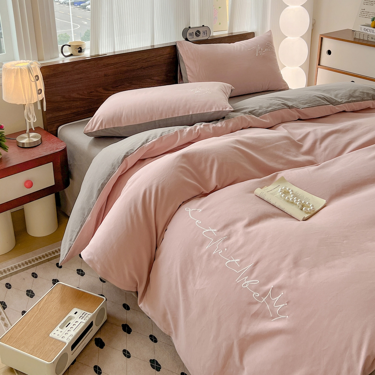 91家纺网 家纺一手货源 找家纺 有点武功 2025冬季新款百分百全棉磨毛纯色双拼刺绣四件套小清新风 粉灰