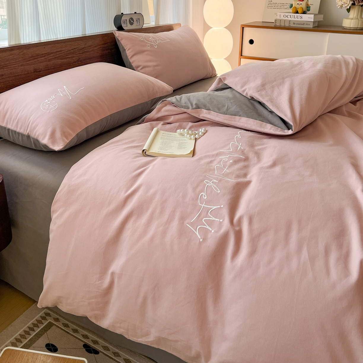 91家纺网 家纺一手货源 找家纺 有点武功 2025冬季新款百分百全棉磨毛纯色双拼刺绣四件套小清新风 粉灰