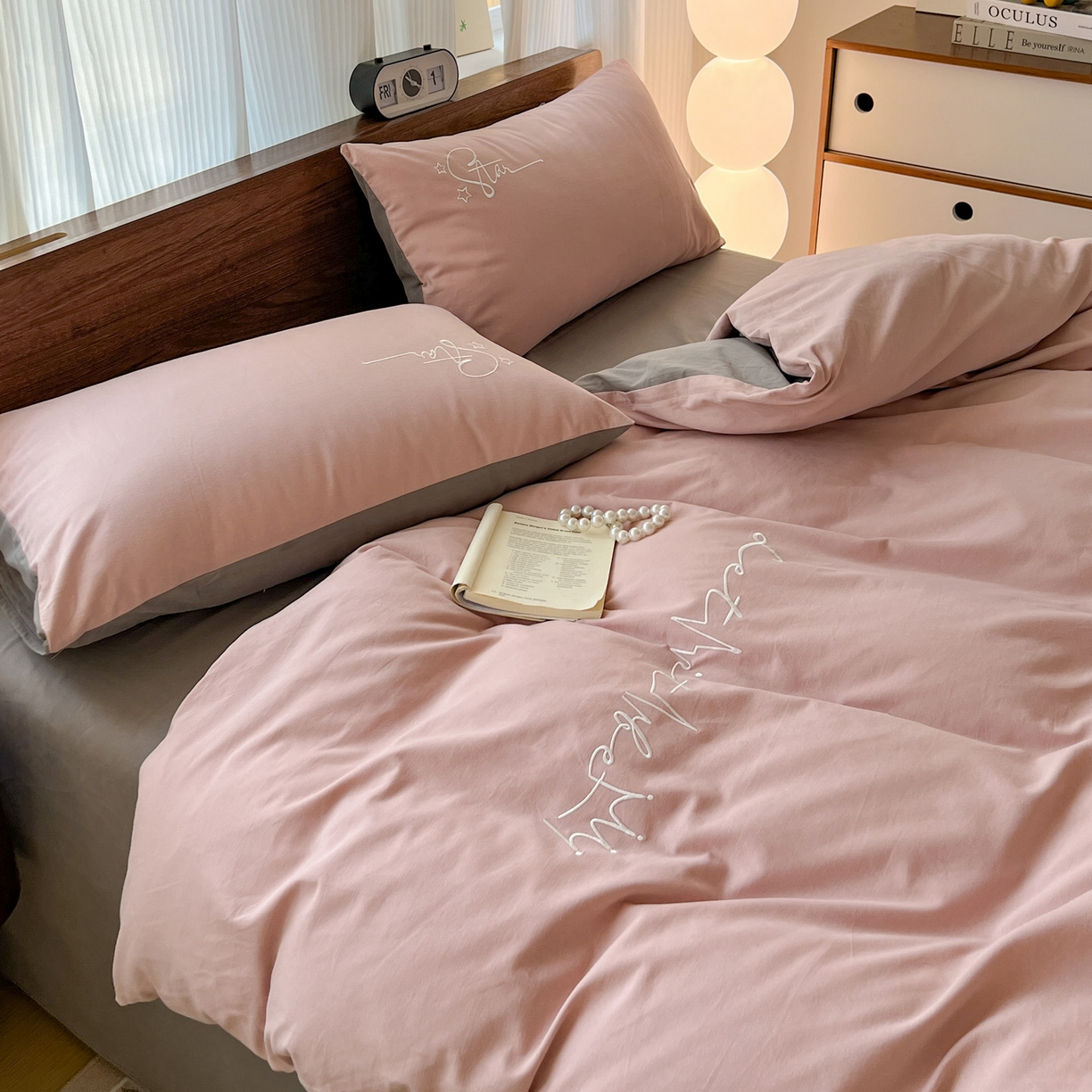 91家纺网 家纺一手货源 找家纺 有点武功 2025冬季新款百分百全棉磨毛纯色双拼刺绣四件套小清新风 粉灰