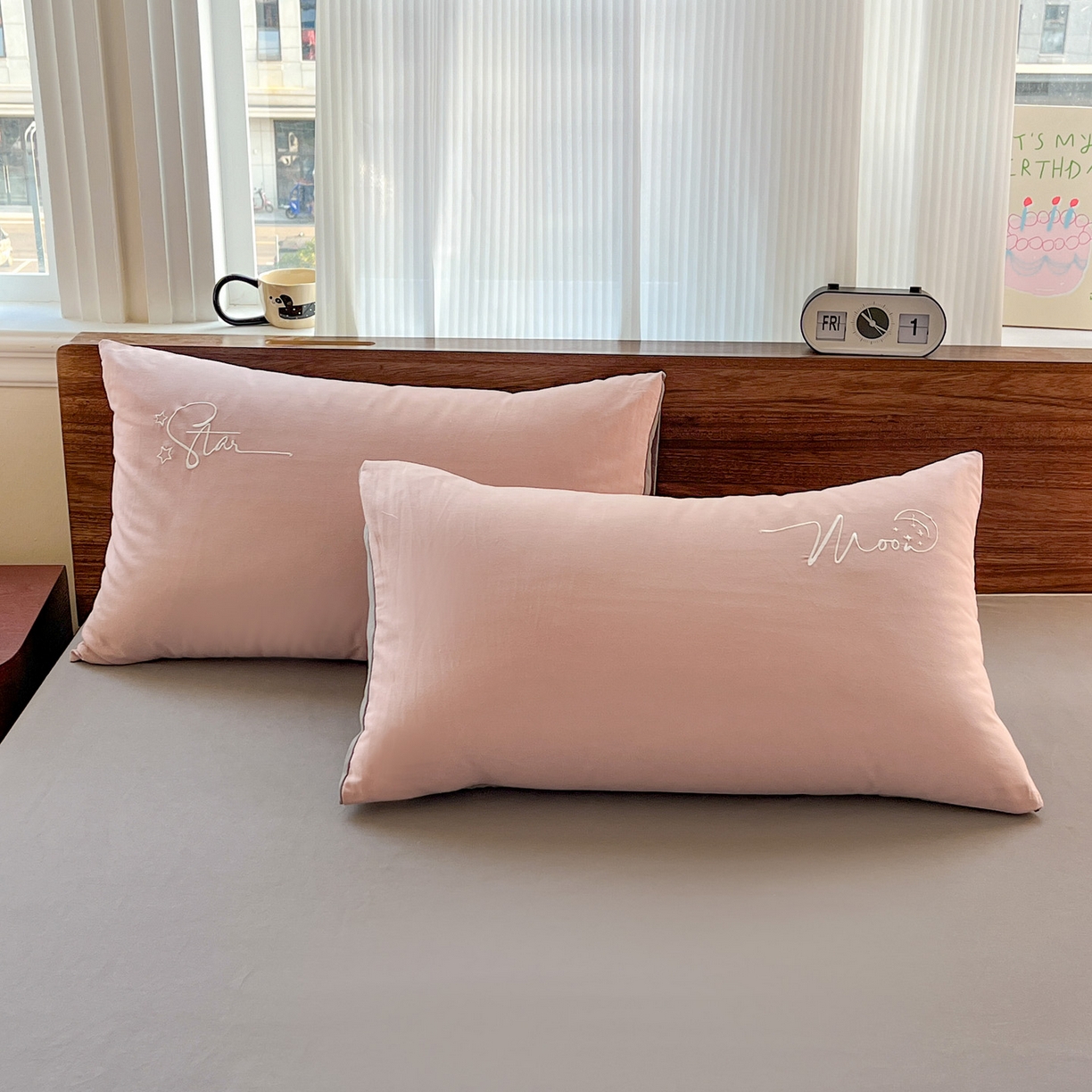 91家纺网 家纺一手货源 找家纺 有点武功 2025冬季新款百分百全棉磨毛纯色双拼刺绣四件套小清新风 粉灰