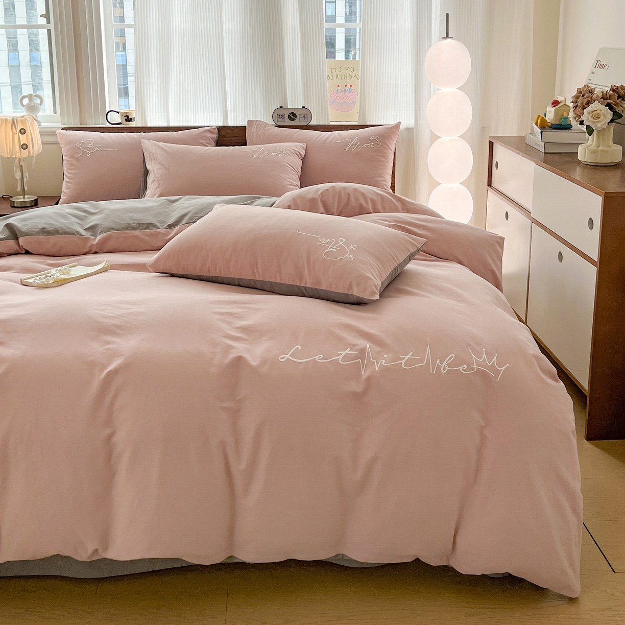 91家纺网 家纺一手货源 找家纺 有点武功 2025冬季新款百分百全棉磨毛纯色双拼刺绣四件套小清新风 粉灰