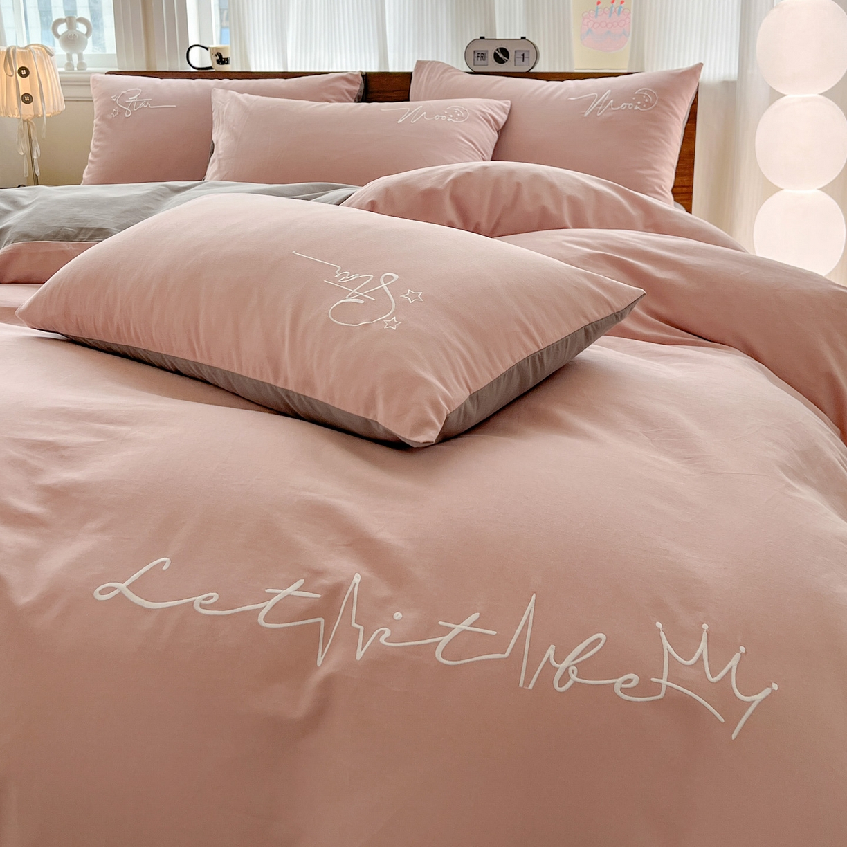 91家纺网 家纺一手货源 找家纺 有点武功 2025冬季新款百分百全棉磨毛纯色双拼刺绣四件套小清新风 粉灰