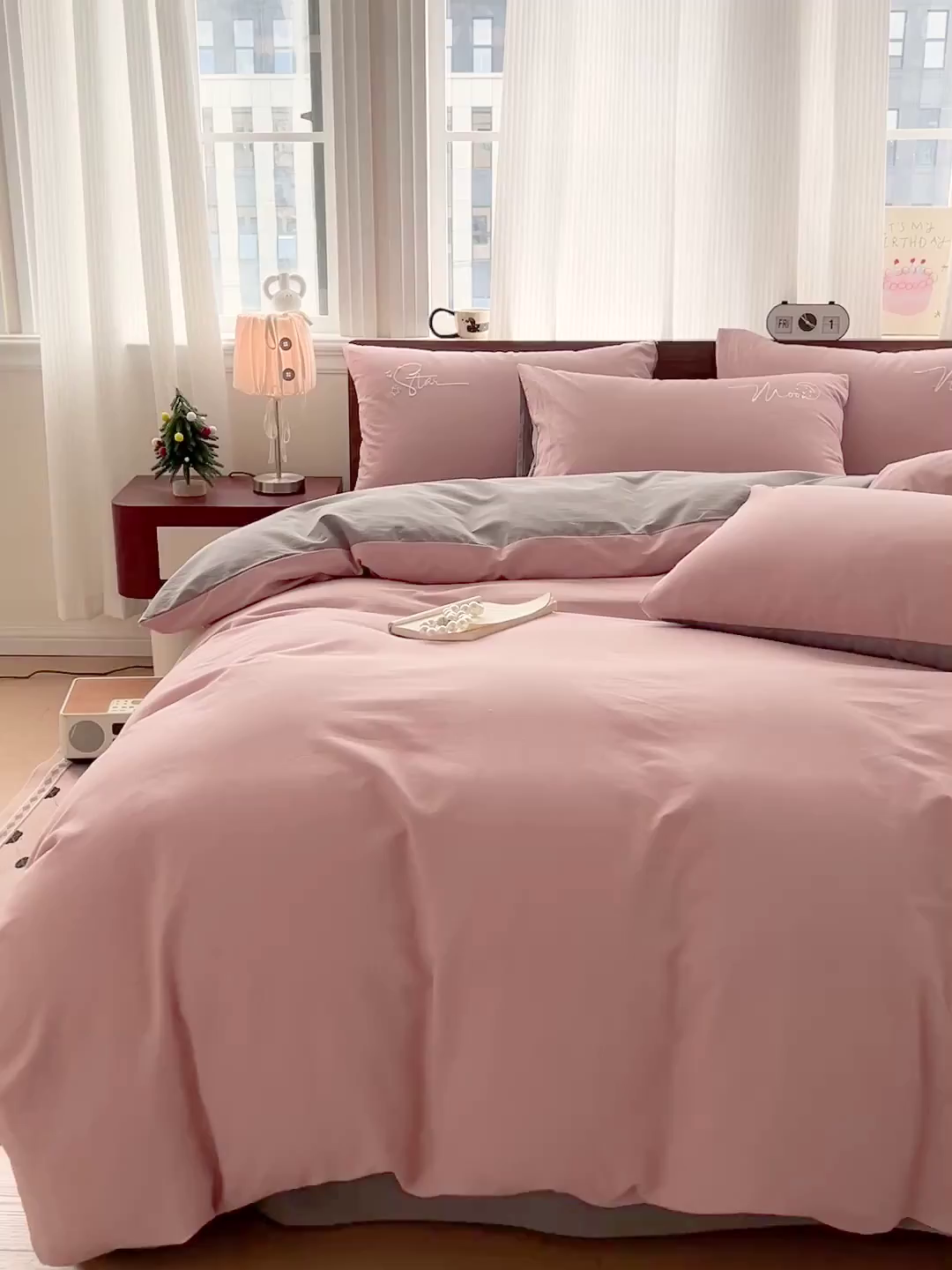 91家纺网 家纺一手货源 找家纺 有点武功 2025冬季新款百分百全棉磨毛纯色双拼刺绣四件套小清新风 粉灰