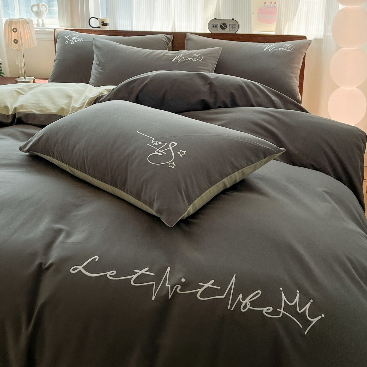 91家纺网 家纺一手货源 找家纺 有点武功 2025冬季新款百分百全棉磨毛纯色双拼刺绣四件套小清新风 黑绿