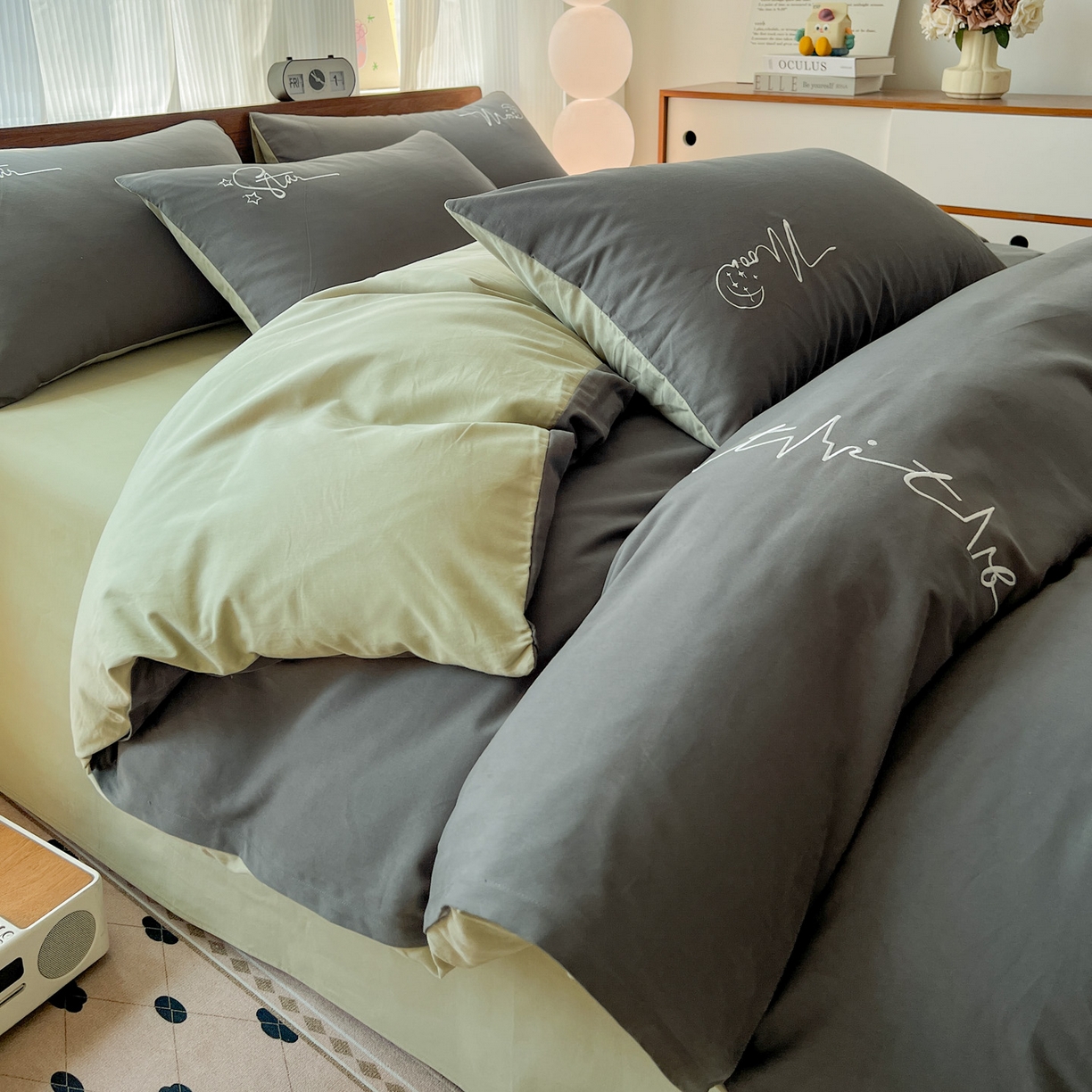 91家纺网 家纺一手货源 找家纺 有点武功 2025冬季新款百分百全棉磨毛纯色双拼刺绣四件套小清新风 黑绿