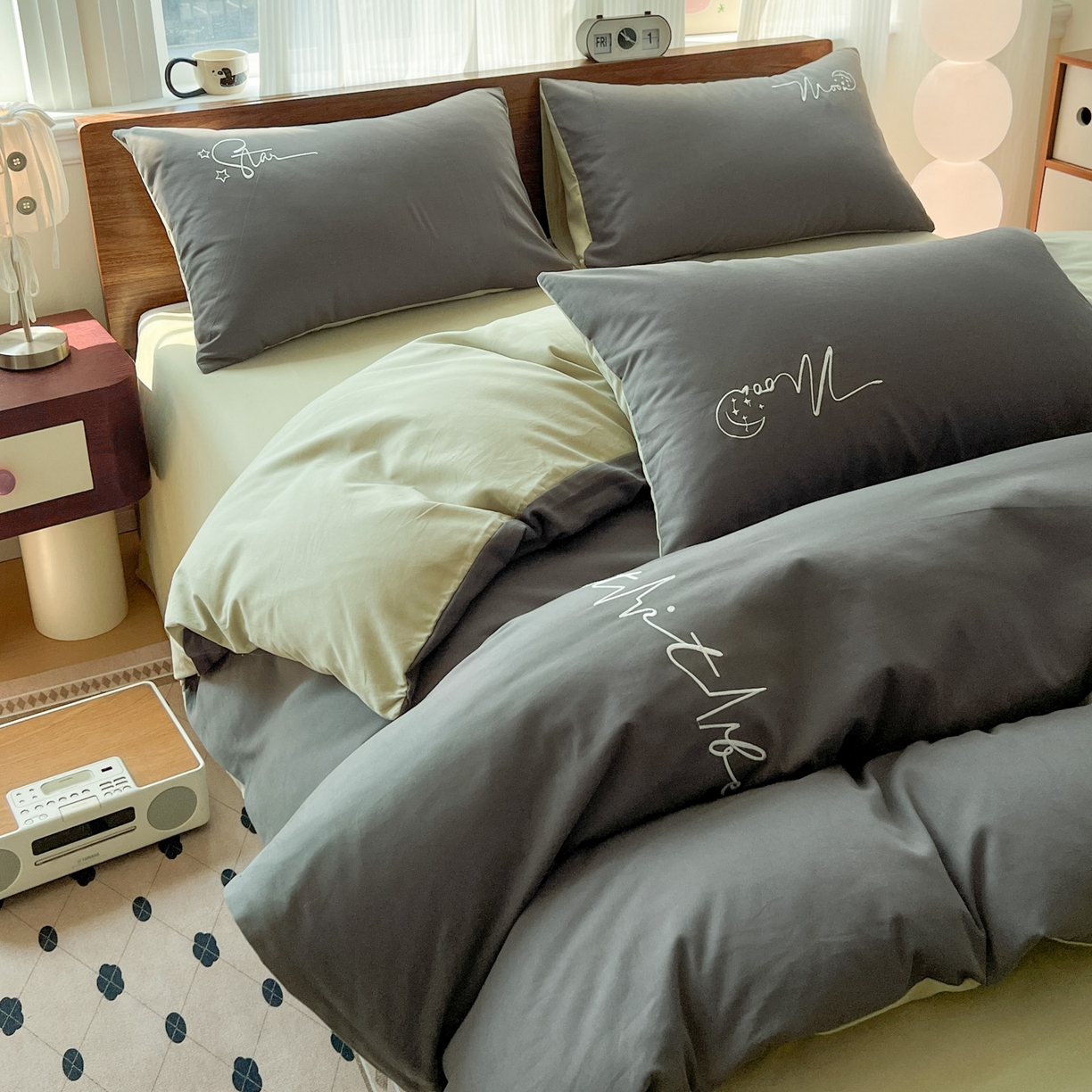 91家纺网 家纺一手货源 找家纺 有点武功 2025冬季新款百分百全棉磨毛纯色双拼刺绣四件套小清新风 黑绿