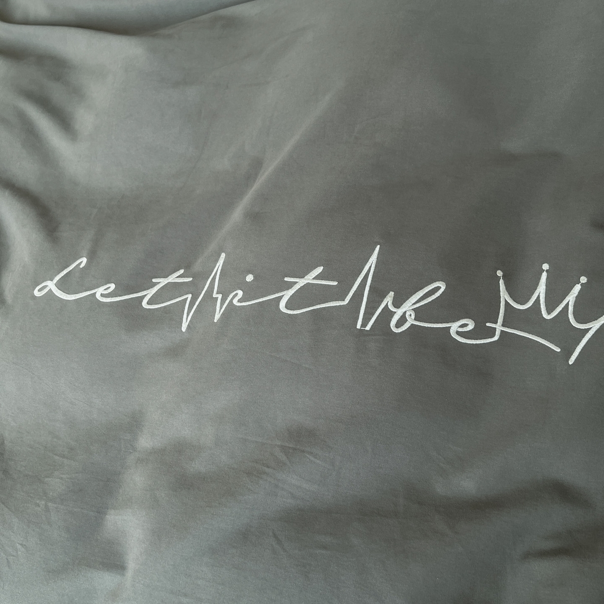 91家纺网 家纺一手货源 找家纺 有点武功 2025冬季新款百分百全棉磨毛纯色双拼刺绣四件套小清新风 黑绿