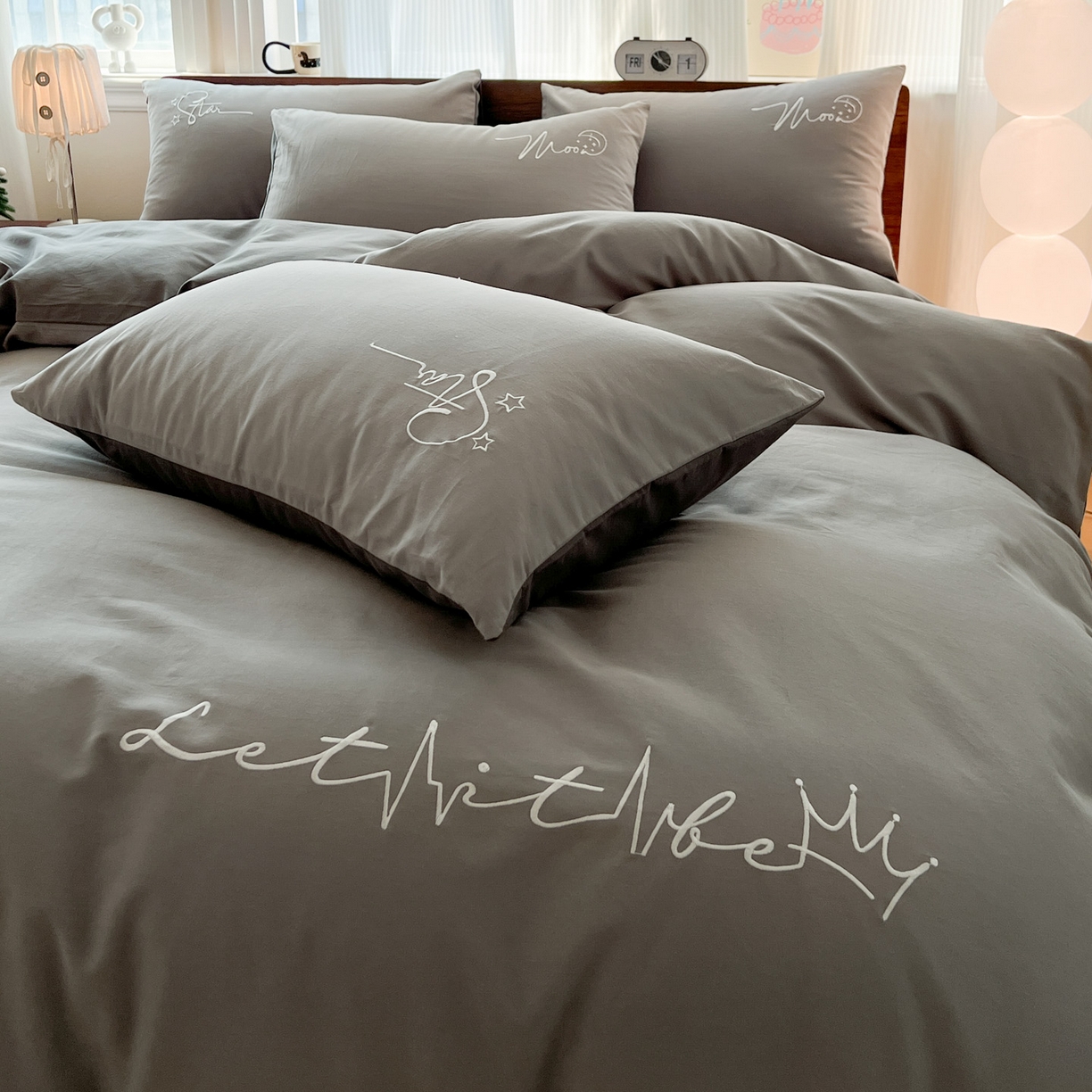 91家纺网 家纺一手货源 找家纺 有点武功 2025冬季新款百分百全棉磨毛纯色双拼刺绣四件套小清新风 浅灰