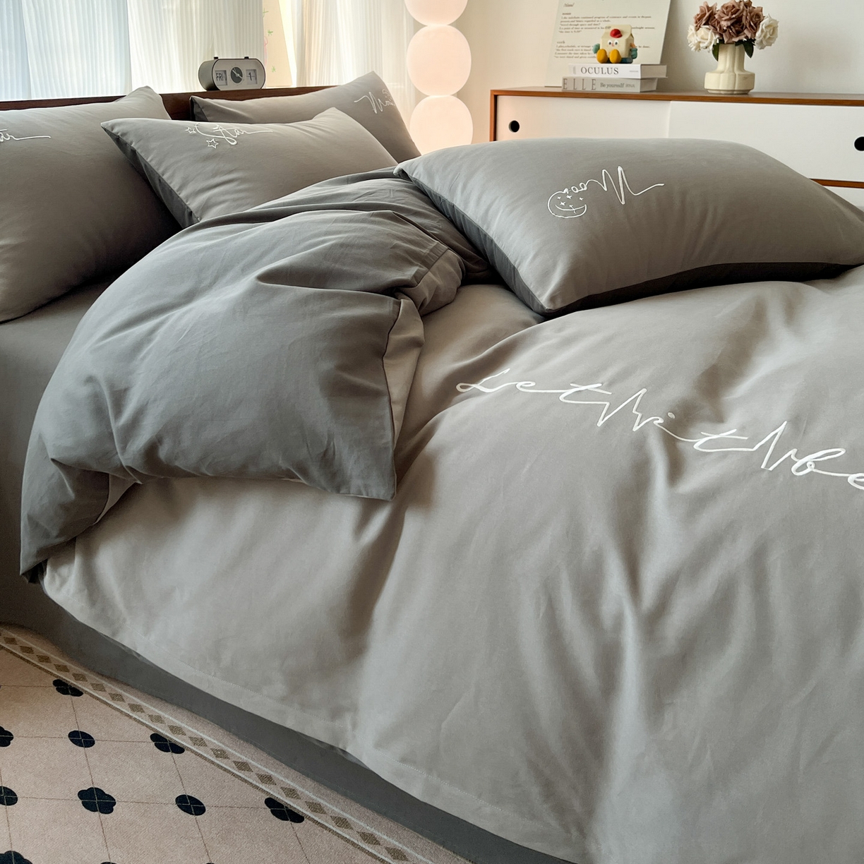 91家纺网 家纺一手货源 找家纺 有点武功 2025冬季新款百分百全棉磨毛纯色双拼刺绣四件套小清新风 浅灰