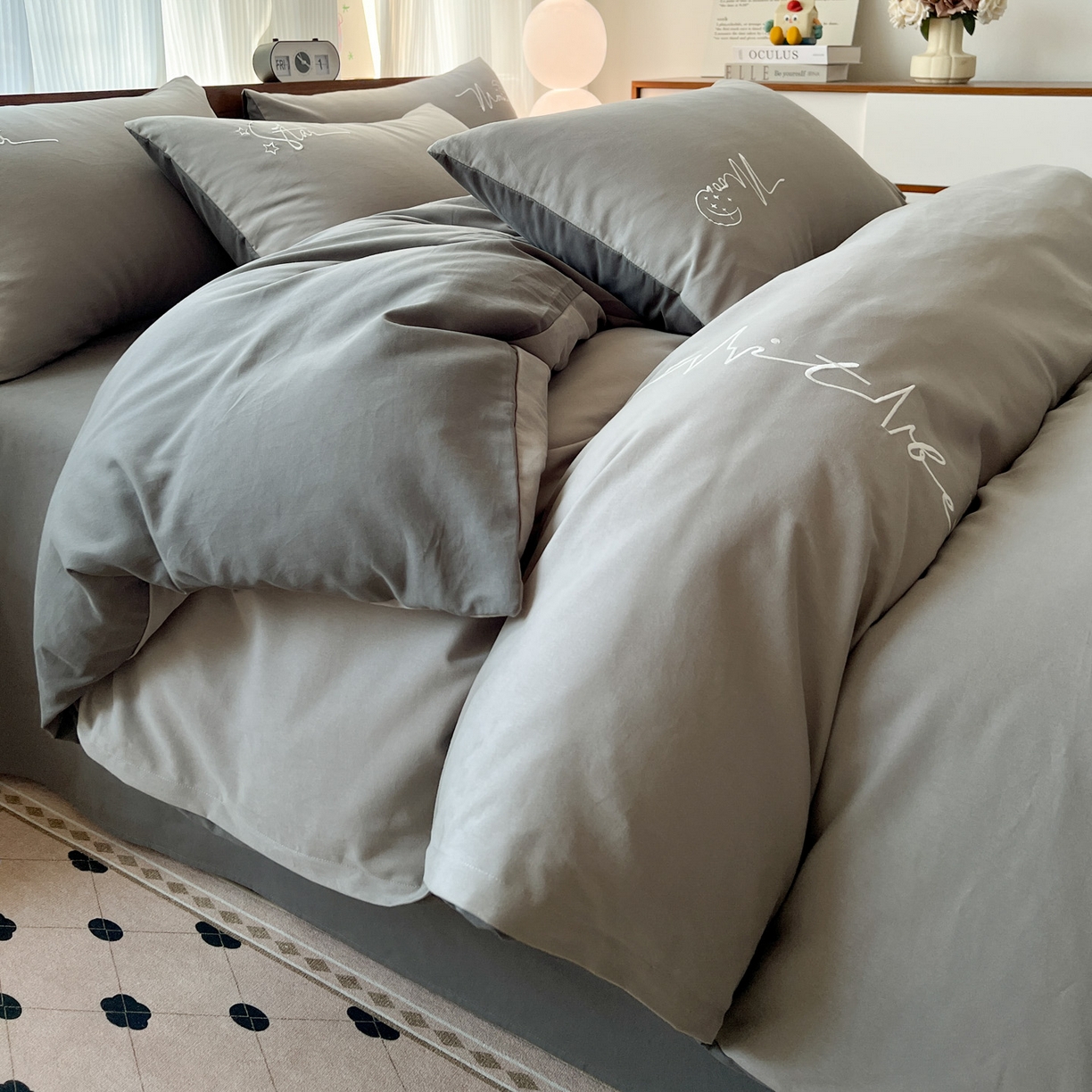 91家纺网 家纺一手货源 找家纺 有点武功 2025冬季新款百分百全棉磨毛纯色双拼刺绣四件套小清新风 浅灰