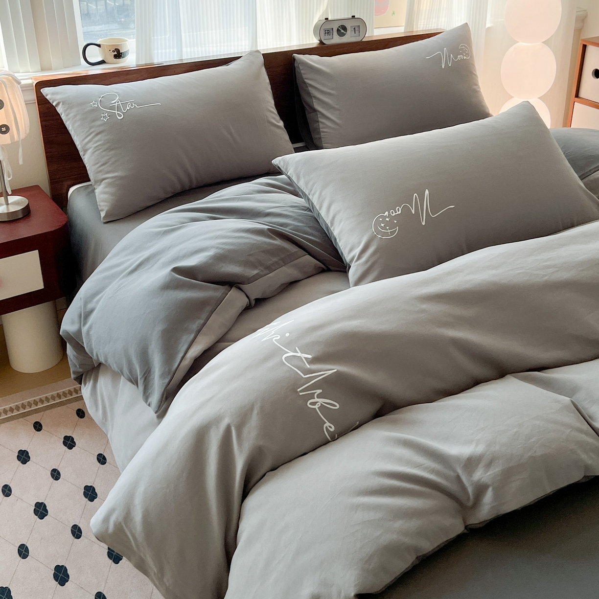 91家纺网 家纺一手货源 找家纺 有点武功 2025冬季新款百分百全棉磨毛纯色双拼刺绣四件套小清新风 浅灰