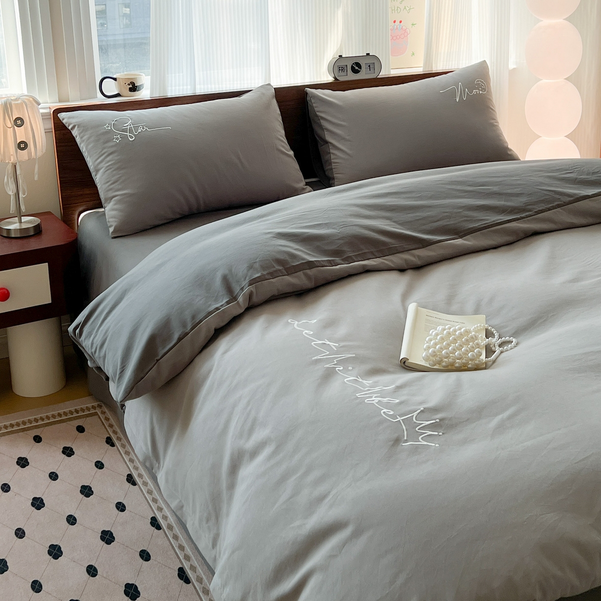 91家纺网 家纺一手货源 找家纺 有点武功 2025冬季新款百分百全棉磨毛纯色双拼刺绣四件套小清新风 浅灰