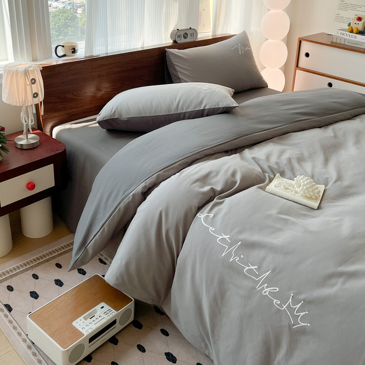 91家纺网 家纺一手货源 找家纺 有点武功 2025冬季新款百分百全棉磨毛纯色双拼刺绣四件套小清新风 浅灰