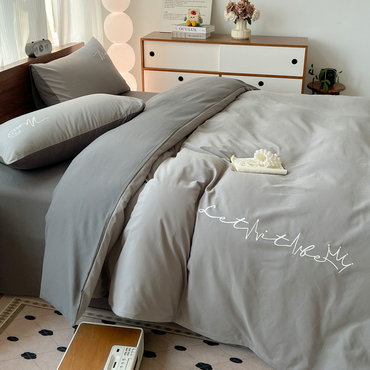 91家纺网 家纺一手货源 找家纺 有点武功 2025冬季新款百分百全棉磨毛纯色双拼刺绣四件套小清新风 浅灰