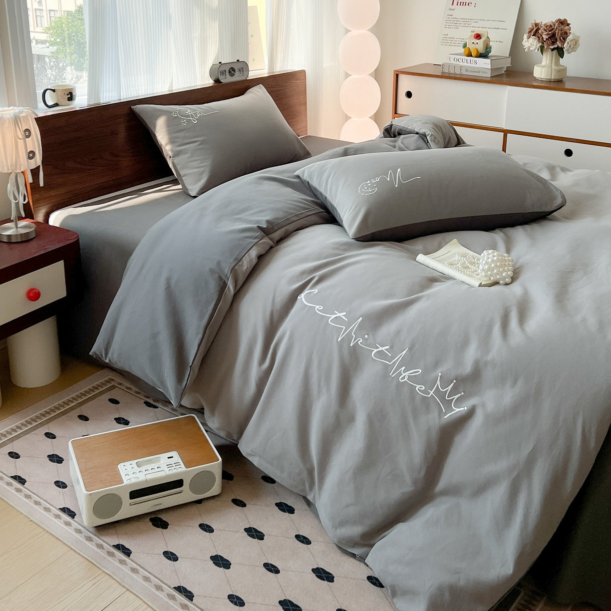 91家纺网 家纺一手货源 找家纺 有点武功 2025冬季新款百分百全棉磨毛纯色双拼刺绣四件套小清新风 浅灰