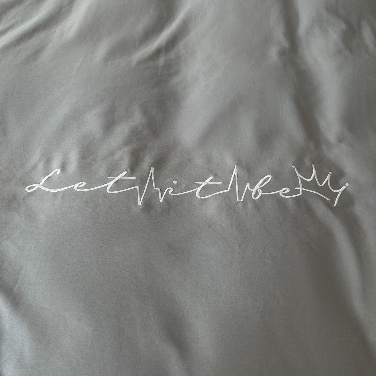 91家纺网 家纺一手货源 找家纺 有点武功 2025冬季新款百分百全棉磨毛纯色双拼刺绣四件套小清新风 浅灰