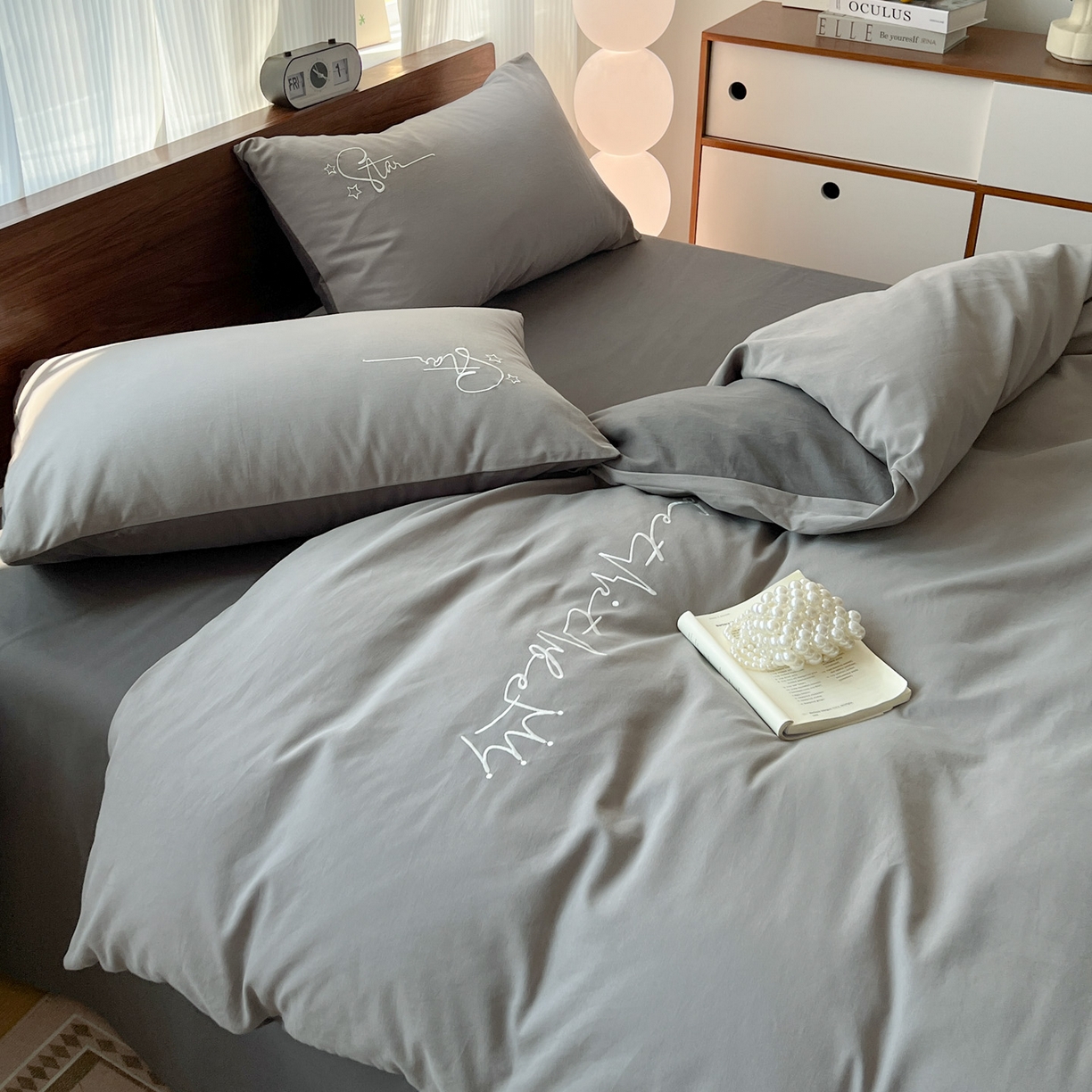 91家纺网 家纺一手货源 找家纺 有点武功 2025冬季新款百分百全棉磨毛纯色双拼刺绣四件套小清新风 浅灰