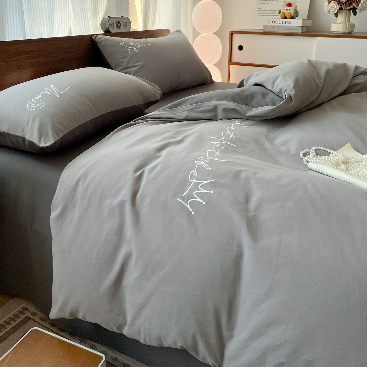 91家纺网 家纺一手货源 找家纺 有点武功 2025冬季新款百分百全棉磨毛纯色双拼刺绣四件套小清新风 浅灰