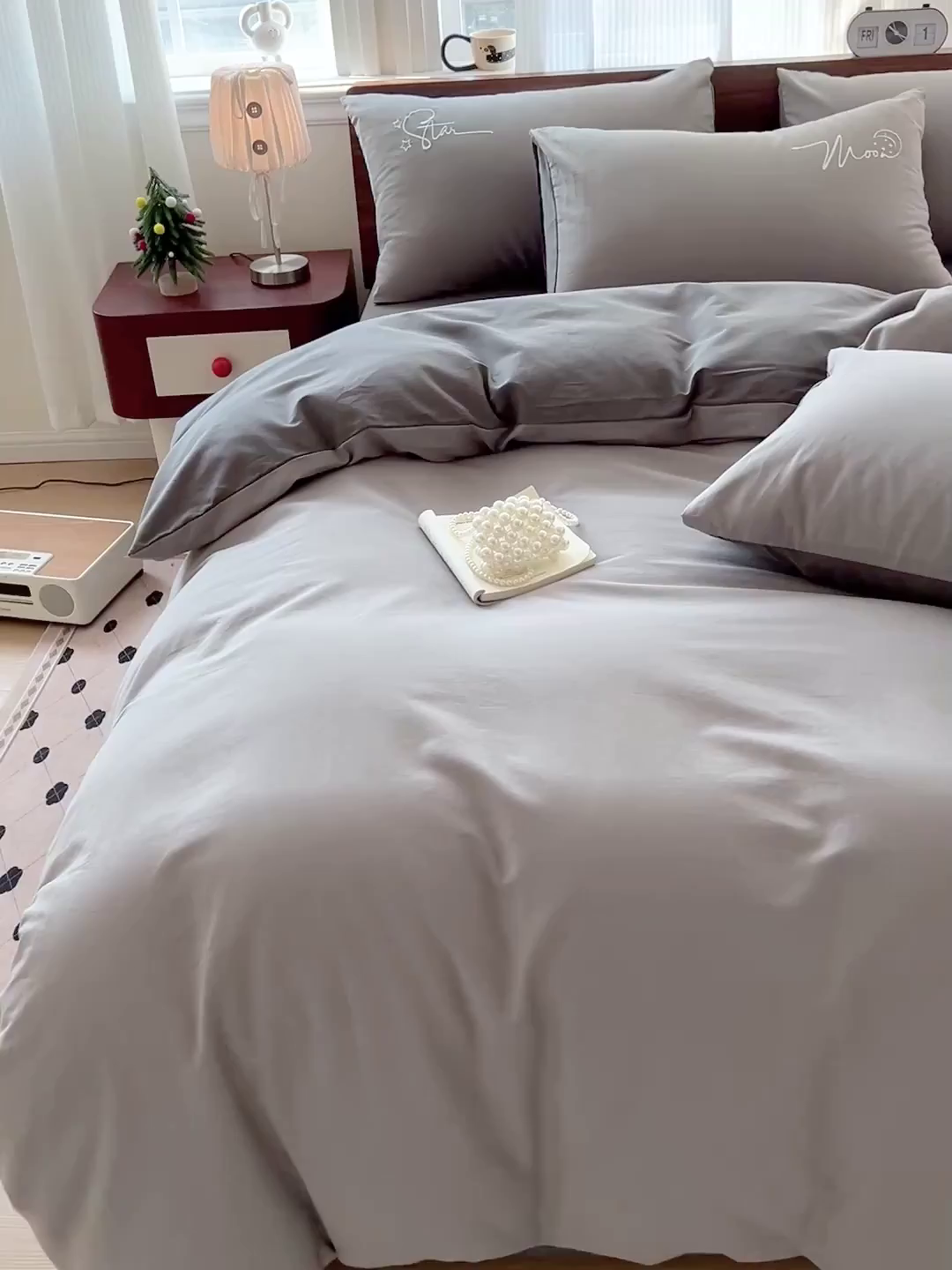 91家纺网 家纺一手货源 找家纺 有点武功 2025冬季新款百分百全棉磨毛纯色双拼刺绣四件套小清新风 浅灰