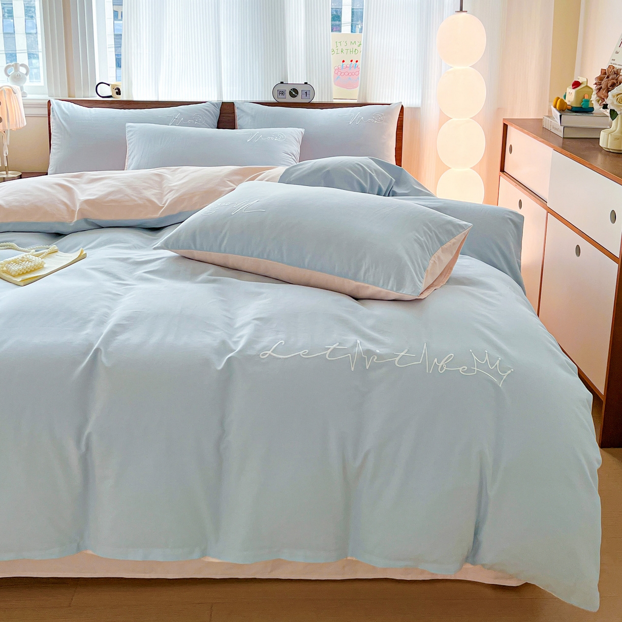 91家纺网 家纺一手货源 找家纺 有点武功 2025冬季新款百分百全棉磨毛纯色双拼刺绣四件套小清新风 浅蓝粉