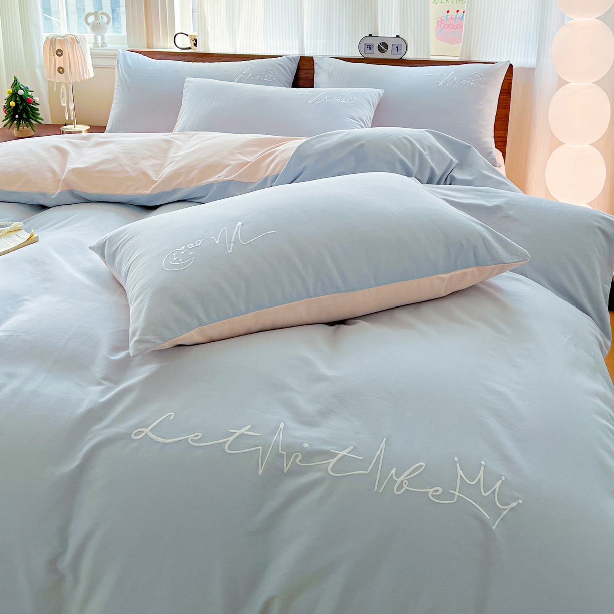 91家纺网 家纺一手货源 找家纺 有点武功 2025冬季新款百分百全棉磨毛纯色双拼刺绣四件套小清新风 浅蓝粉