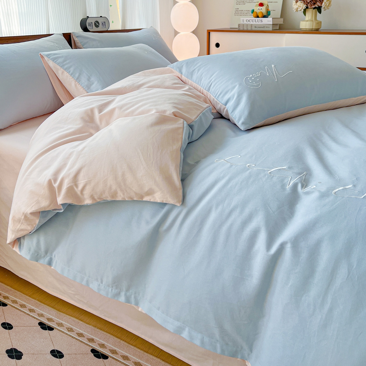 91家纺网 家纺一手货源 找家纺 有点武功 2025冬季新款百分百全棉磨毛纯色双拼刺绣四件套小清新风 浅蓝粉