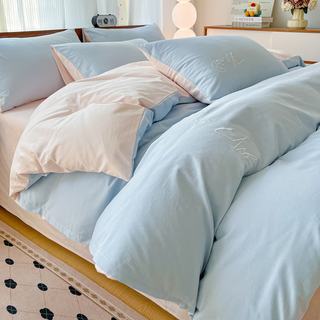 91家纺网 家纺一手货源 找家纺 有点武功 2025冬季新款百分百全棉磨毛纯色双拼刺绣四件套小清新风 浅蓝粉