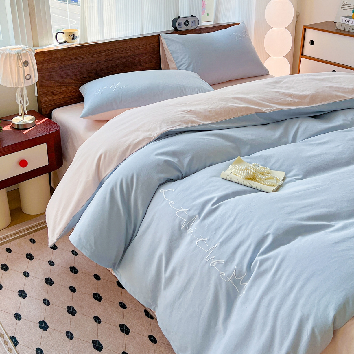 91家纺网 家纺一手货源 找家纺 有点武功 2025冬季新款百分百全棉磨毛纯色双拼刺绣四件套小清新风 浅蓝粉