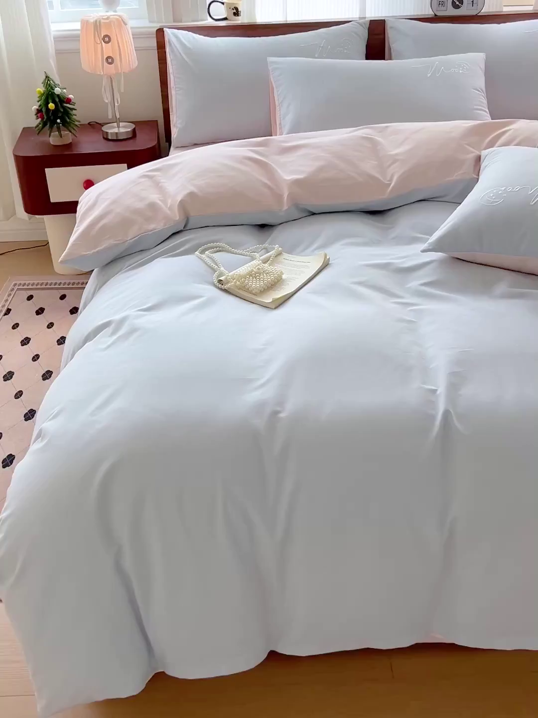 91家纺网 家纺一手货源 找家纺 有点武功 2025冬季新款百分百全棉磨毛纯色双拼刺绣四件套小清新风 浅蓝粉