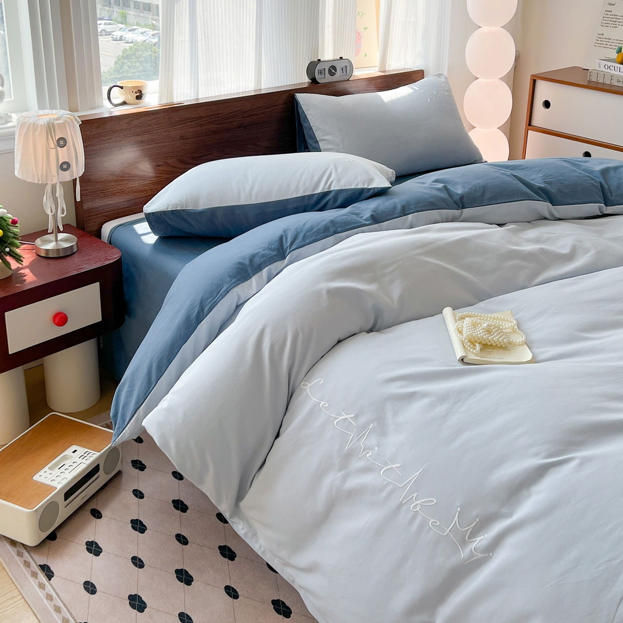 91家纺网 家纺一手货源 找家纺 有点武功 2025冬季新款百分百全棉磨毛纯色双拼刺绣四件套小清新风 浅蓝青