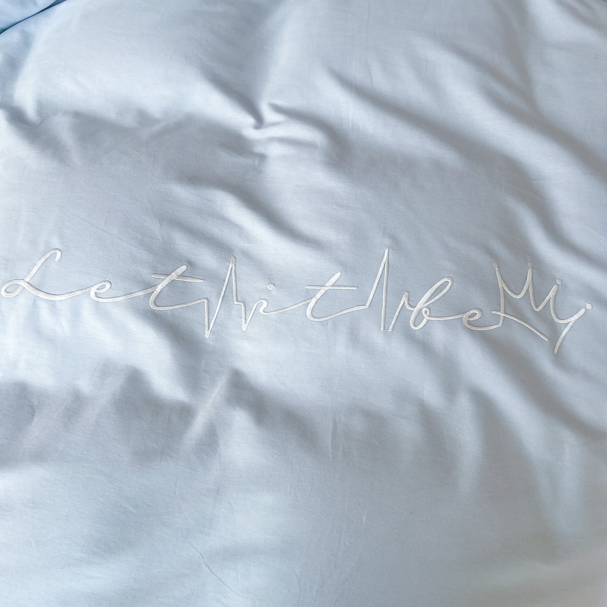 91家纺网 家纺一手货源 找家纺 有点武功 2025冬季新款百分百全棉磨毛纯色双拼刺绣四件套小清新风 浅蓝青