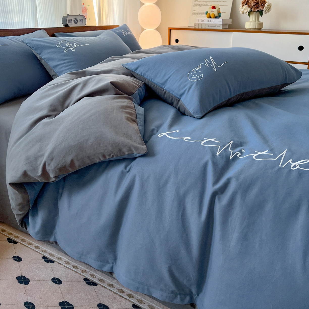 91家纺网 家纺一手货源 找家纺 有点武功 2025冬季新款百分百全棉磨毛纯色双拼刺绣四件套小清新风 深蓝灰