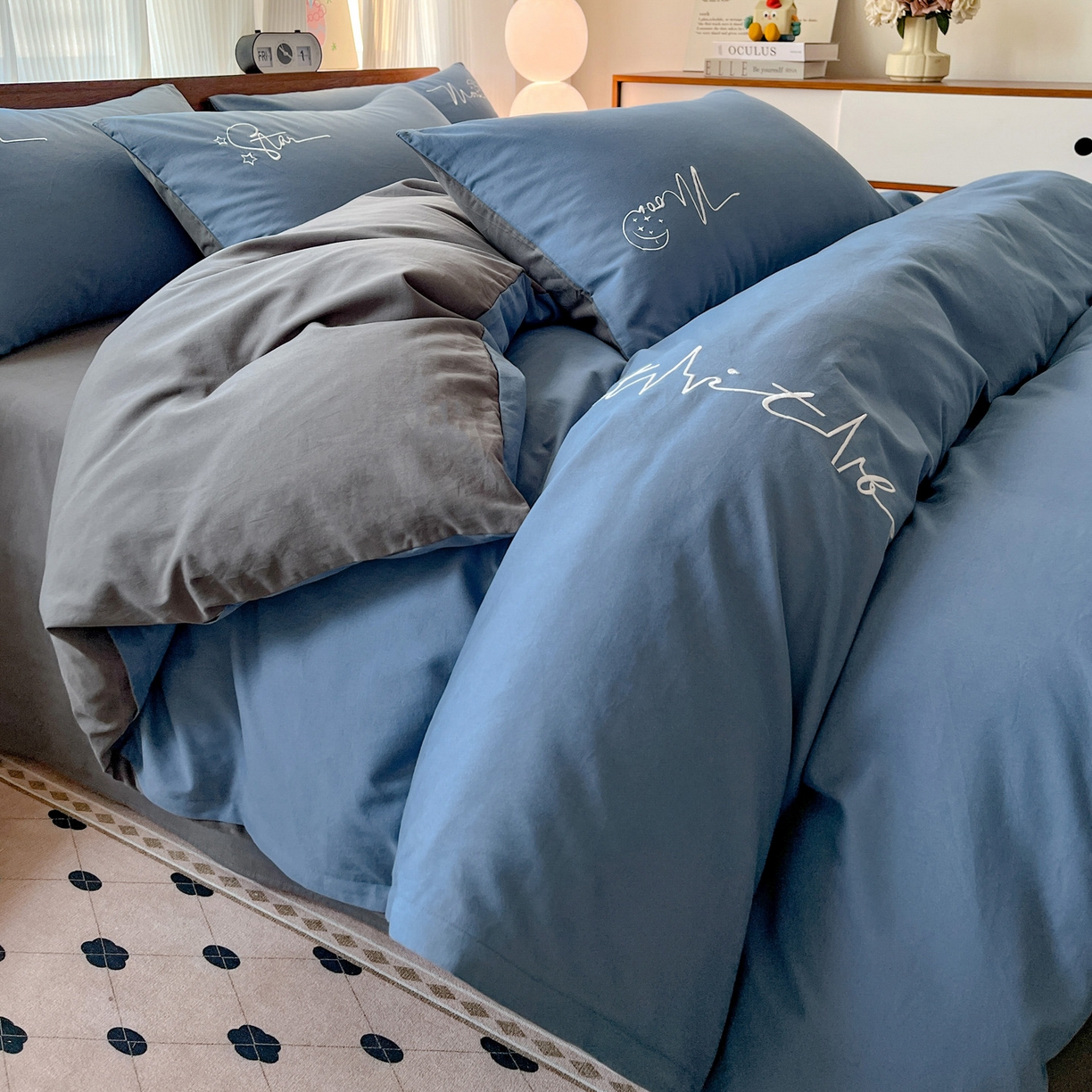 91家纺网 家纺一手货源 找家纺 有点武功 2025冬季新款百分百全棉磨毛纯色双拼刺绣四件套小清新风 深蓝灰